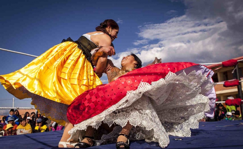 Шокирующие бои без правил для женщин проходят в Боливии