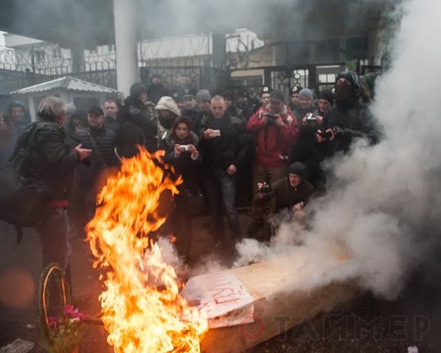 Путину устроили похороны в Одессе и сожгли его гроб