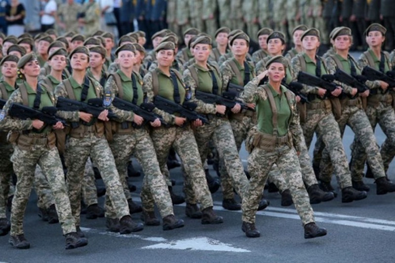 В раздираемой войной Украине женщины проходят боевую подготовку