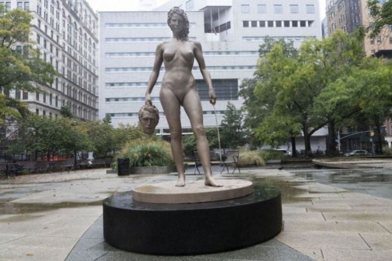 В Нью-Йорке установили статую Медузы Горгоны