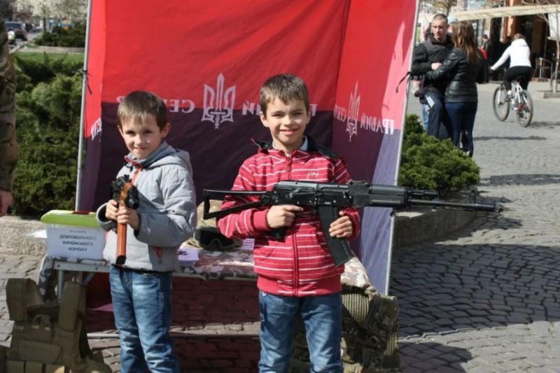 Правый сектор Закарпатья будет учить подростков упражняться с оружием